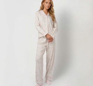 An women is wearing the product