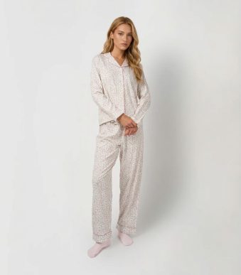 An women is wearing the product